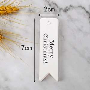 Dettaglio delle etichette regalo Merry Christmas 2x7cm con design a coda di rondine