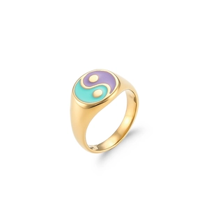 Vue détaillée d'une bague plaquée or 18 carats avec motifs Tai Chi en émail bicolore