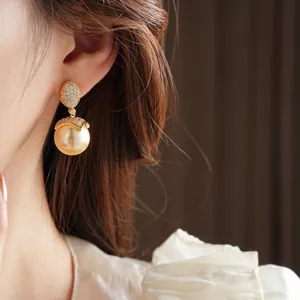Eleganti orecchini di perle placcati oro 18k con accenti di zircone a forma di foglia