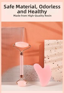 Detailansicht von Gesichtsroller und Gua Sha aus rosa Harz mit roségoldenem Metall