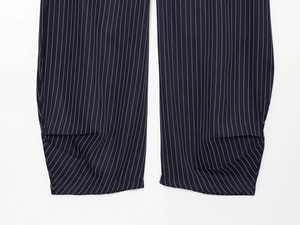 Detail der dunkelblauen Nadelstreifen-Leinenhose mit diagonalem Streifensaum und Textur
