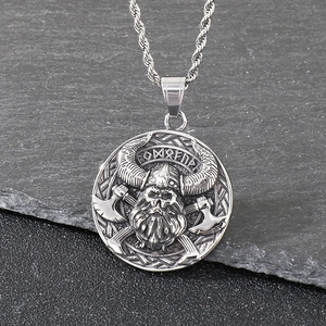 Pendente Vikingo Odin con teschio e doppie asce su una catena a maglia ritorta d'argento