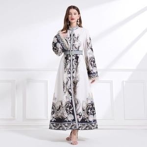 Robe longue vintage style palais avec col montant et ceinture sur fond blanc épuré