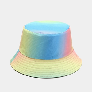 Λεπτομέρεια από πολύχρωμο ύφασμα tie-dye και υφή σε αναδιπλούμενο καπέλο ήλιου
