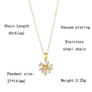 Macro detail of gold flower necklace with dimensions 21x14mm and zircon inlay