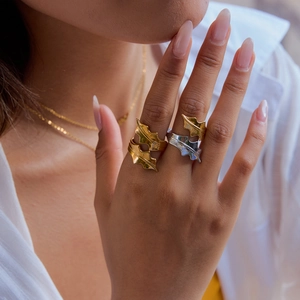 Bagues ouvertes en forme de feuille bicolore or 18 carats et argent sur main