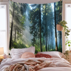Dettaglio dell'arazzo con paesaggio forestale appeso sopra un letto in camera