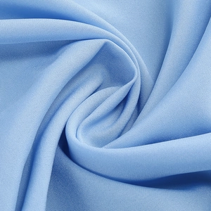 Detailansicht des blauen Faltenstoffs mit seidiger Textur und elegantem Faltenwurf