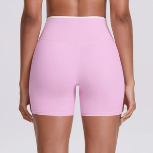 Détail du short de yoga rose à taille haute avec couture en V pour un effet galbant