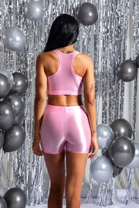 Dettaglio degli shorts a vita alta rosa metallizzato con texture lucida riflettente