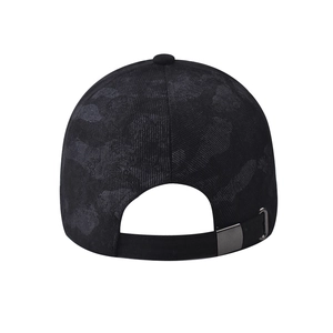 Detail der verstellbaren Metallschnalle und des Camouflage-Musters der Baseballkappe