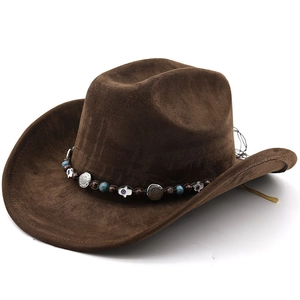 Détail d'un chapeau de cowboy en daim avec perles turquoise et pendentif main de Fatma