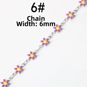 Detail der 6mm breiten lila Blumenkette aus Edelstahl für DIY Schmuckherstellung