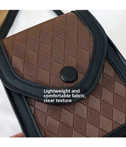 Gros plan du sac de téléphone matelassé marron avec bordure noire et fermeture à bouton