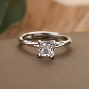 Minimalistischer, verstellbarer silberner Ring mit großem Zirkonia und verdrehtem Design