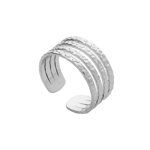 Détail de la bague multicouche argentée avec texture martelée et anneau ouvert
