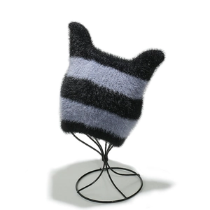 Y2K-Stil gestreifte Plüsch-Strickmütze mit Katzenohren auf einem Ständer