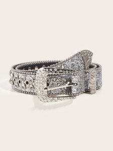 Détail de la ceinture argentée à strass avec cristaux scintillants et boucle en métal