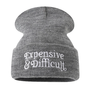 Bonnet en tricot gris foncé avec broderie blanche Expensive & Difficult pour le streetwear