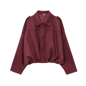 Giacca bomber in finta pelle scamosciata bordeaux con spalline su sfondo bianco