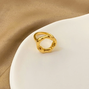 Détail macro d'une bague en acier plaqué or 18K avec texture de lave irrégulière chic