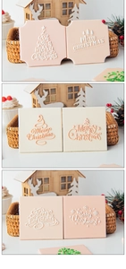Makroansicht von Weihnachtsausstechern in Rosa und Beige auf einem Flechtkorb