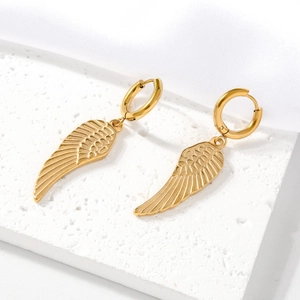 Boucles d'oreilles pendantes ailes en acier inoxydable doré avec texture plume fine