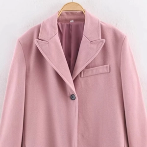 Cappotto classico in lana rosa con eleganti revers e chiusura a un bottone da donna