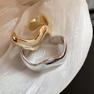Bracciali rigidi aperti ondulati minimalisti in metallo lucido oro e argento