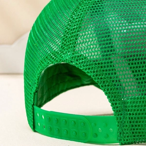 Cappellino da baseball in mesh verde con design a nido d'ape traspirante e chiusura regolabile