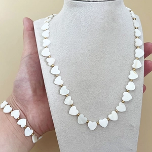 Golden steel bead necklace and bracelet set with white heart-shaped shell beads