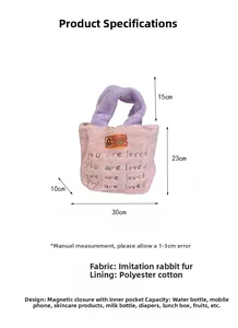 Vue détaillée du sac en fausse fourrure rose avec anses violettes et broderie