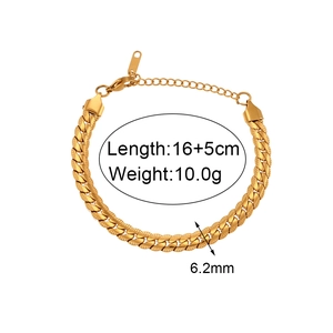 Detail view of 18K gold plated Cuban chain bracelet with 16+5cm length and 6.2mm width