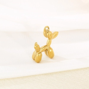 Pendentif chien ballon doré minimaliste en acier inoxydable sur fond de tissu blanc