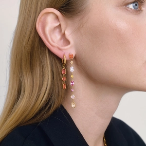 Asymmetrische Goldohrringe mit farbigen Zirkonia-Steinen im hängenden Quasten-Design