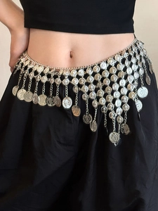 Chaîne de taille en métal argenté avec des pendentifs glands de pièces sur un mannequin