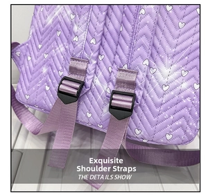 Detalle de mochila morada con patrones de corazones y correas ajustables acolchadas