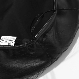 Retro Damen Baskenmütze aus schwarzem PU-Leder mit feinem Netzschleier und Glattleder-Optik