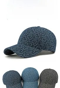 Détails des casquettes de baseball en denim à motif cœurs en bleu foncé, bleu et gris