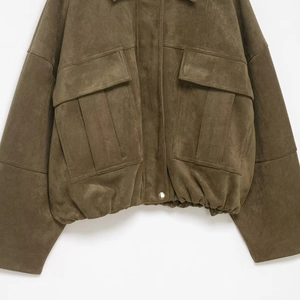 Bombardier à capuche femme en daim vert olive avec grandes poches à rabat