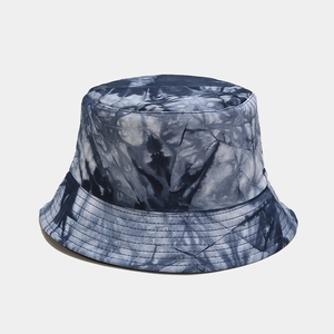 Dettaglio del cappello alla pescatora tie-dye con trama in saia e cuciture rinforzate