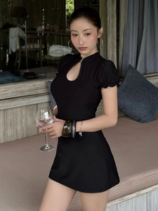 Robe moulante noire chic avec encolure évidée et manches bouffantes coupe mince