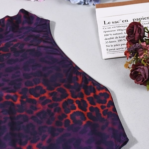 Détail du body col montant imprimé léopard violet et rouge avec coutures soignées