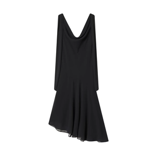 Détail d'une robe noire sans manches avec dos drapé bénitier et ourlet irrégulier