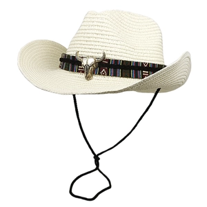 Dettaglio cappello cowboy bianco con fascia bohémien e accessorio teschio di toro argento