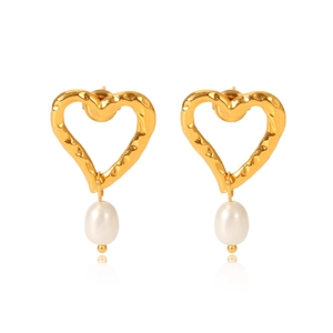 Boucles d'oreilles cœur en or martelé avec perles blanches sur fond blanc pur