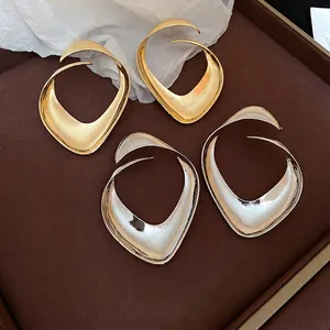 Orecchini geometrici a rombo oversize in finitura metallica lucida oro e argento