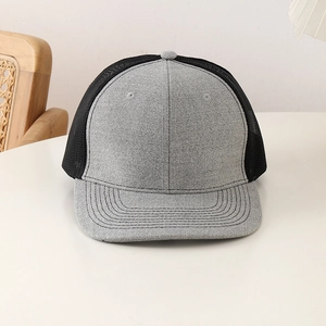 Détail du tissu sergé gris et du filet noir respirant sur la casquette de baseball