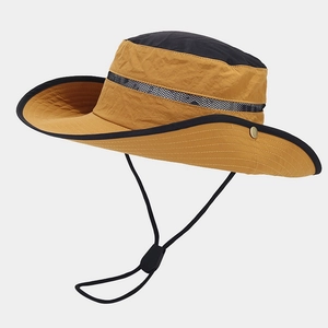 Détail du chapeau de randonnée avec maille respirante et boutons pression dorés