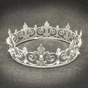 Détails de la couronne baroque argentée avec fleurs de lys et strass en cristal brillant